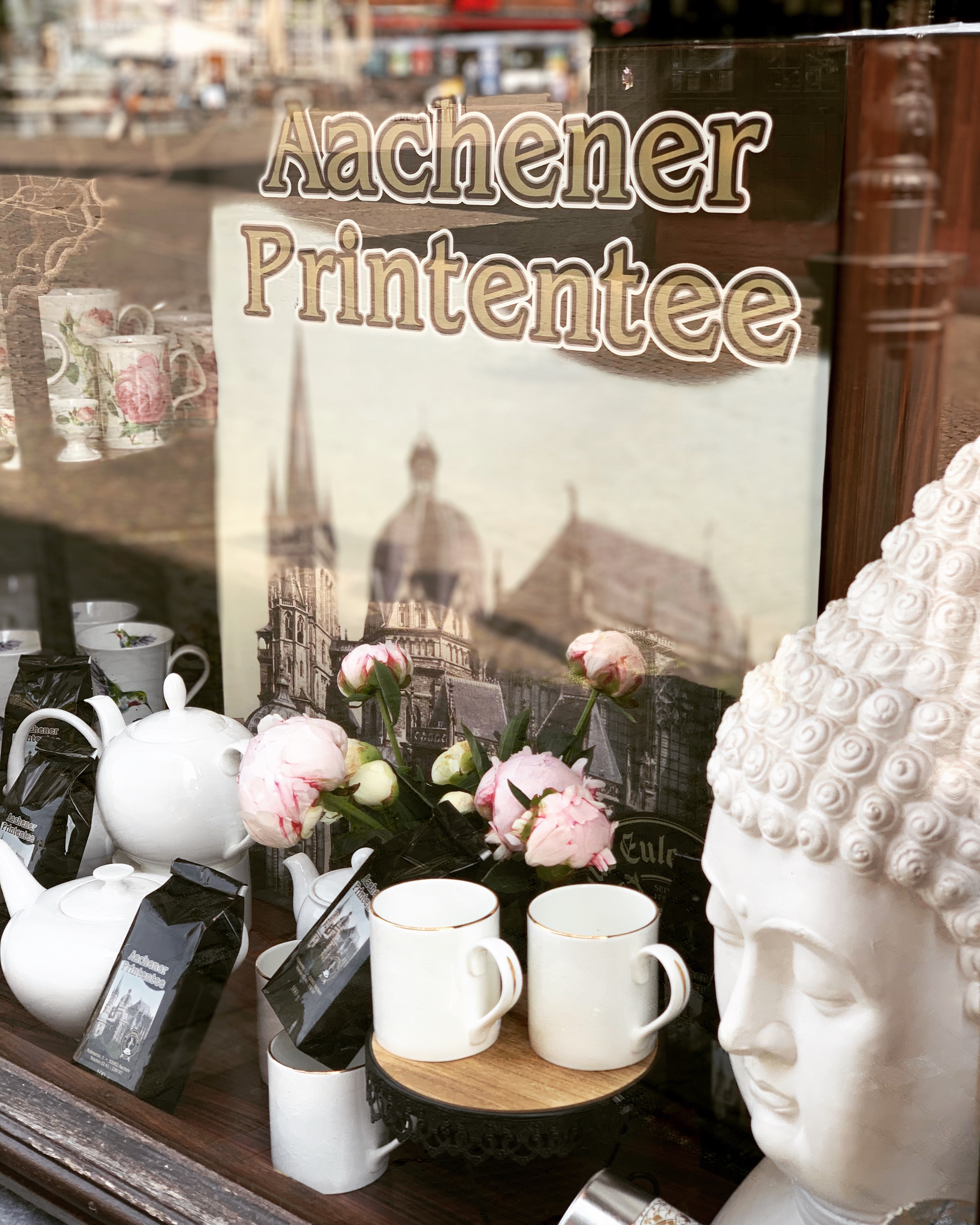 Aachener Printentee im Schaufenster der Teestube Haus Eulenspiegel